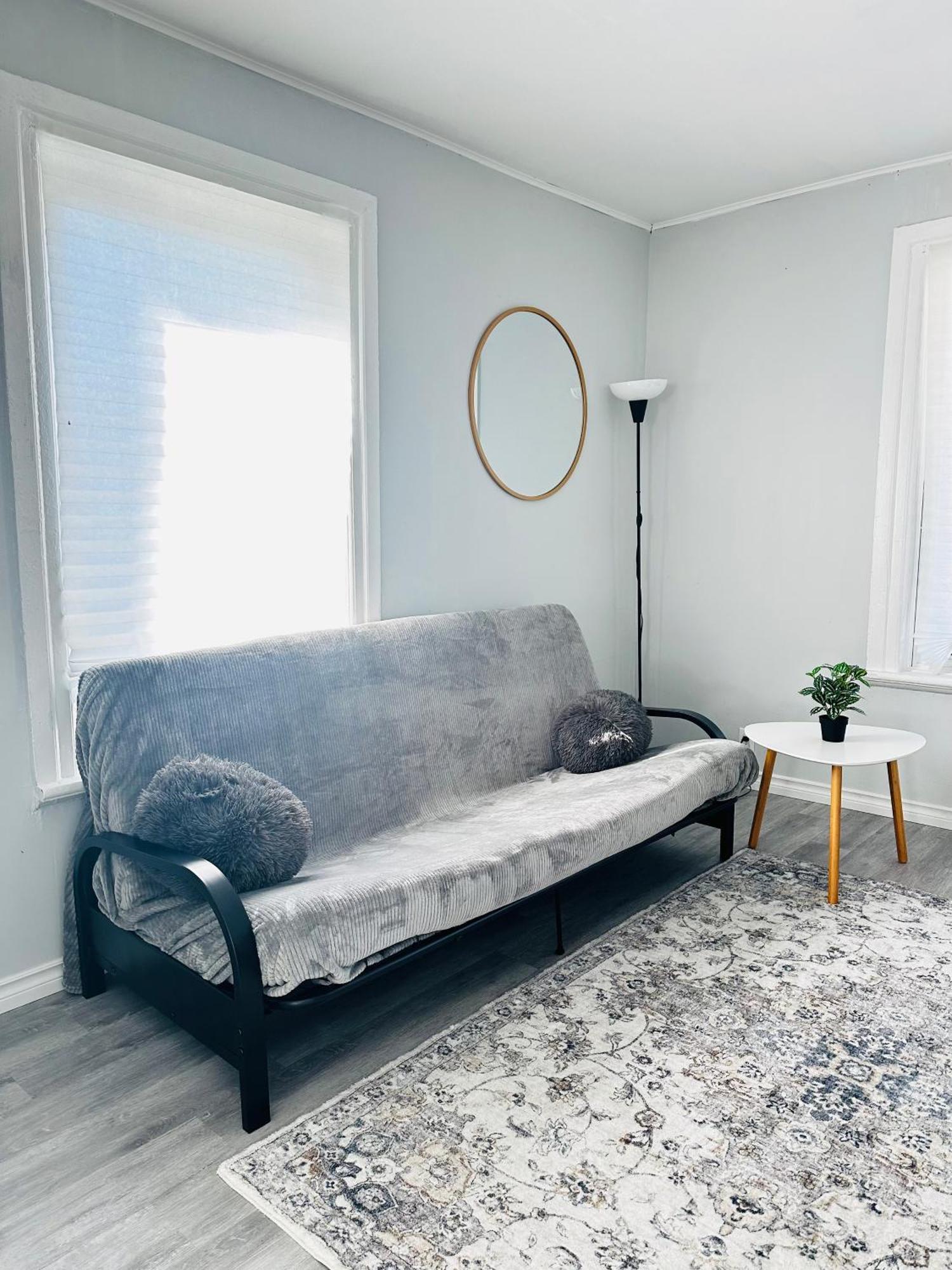 Apartmán Cozy 2Br House Near Centre With Patio, Bbq, Backyard, And Netflix Peterborough Exteriér fotografie