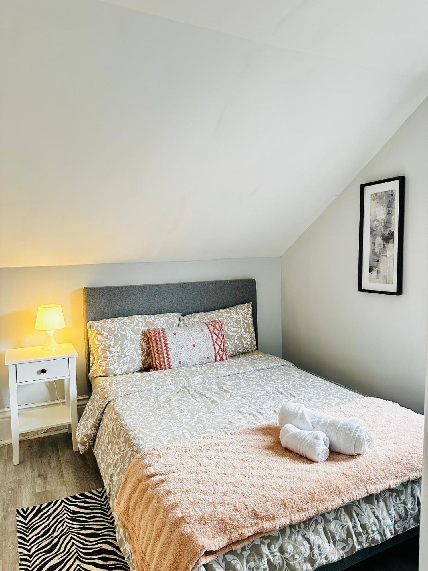 Apartmán Cozy 2Br House Near Centre With Patio, Bbq, Backyard, And Netflix Peterborough Exteriér fotografie