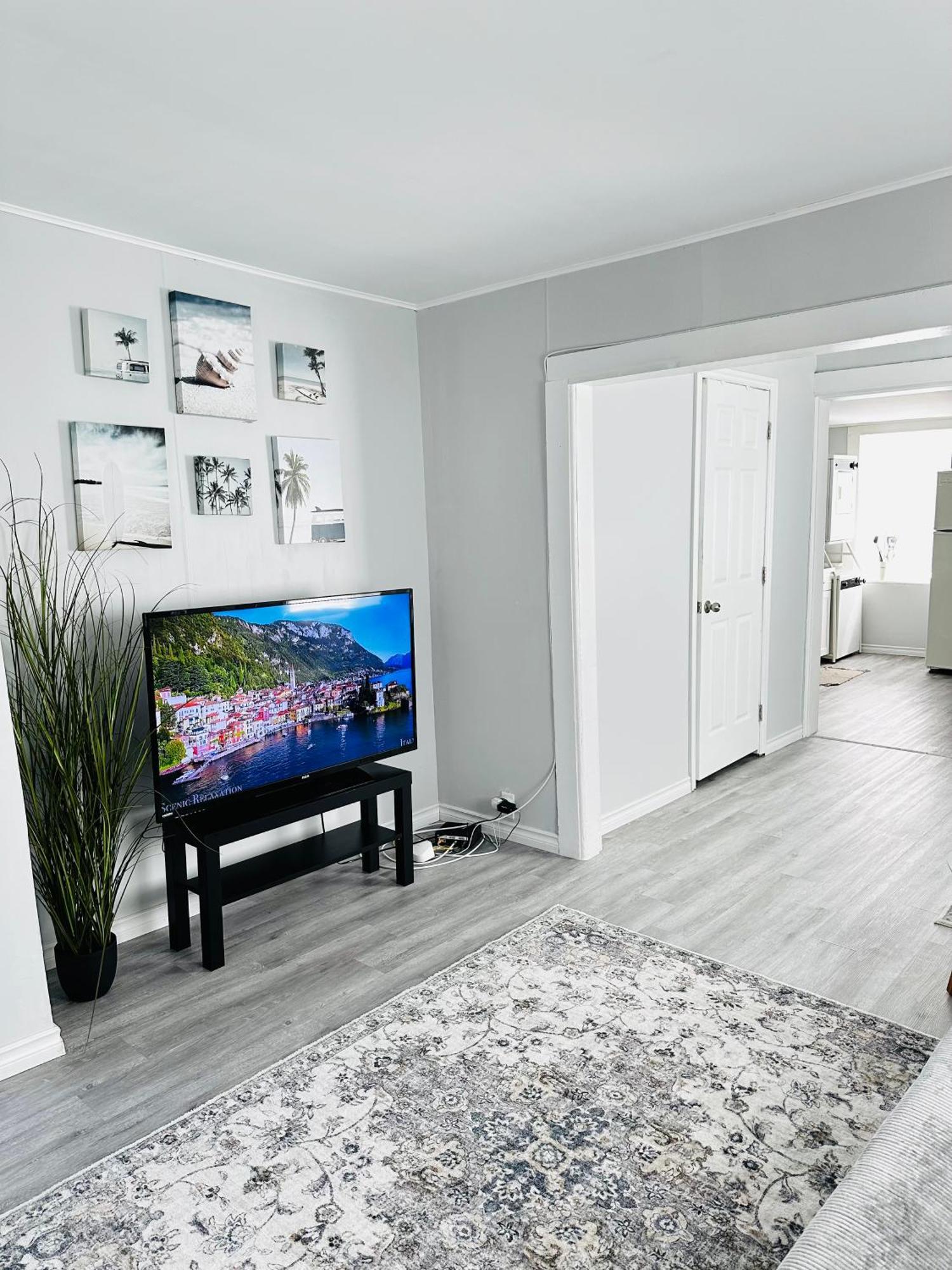 Apartmán Cozy 2Br House Near Centre With Patio, Bbq, Backyard, And Netflix Peterborough Exteriér fotografie