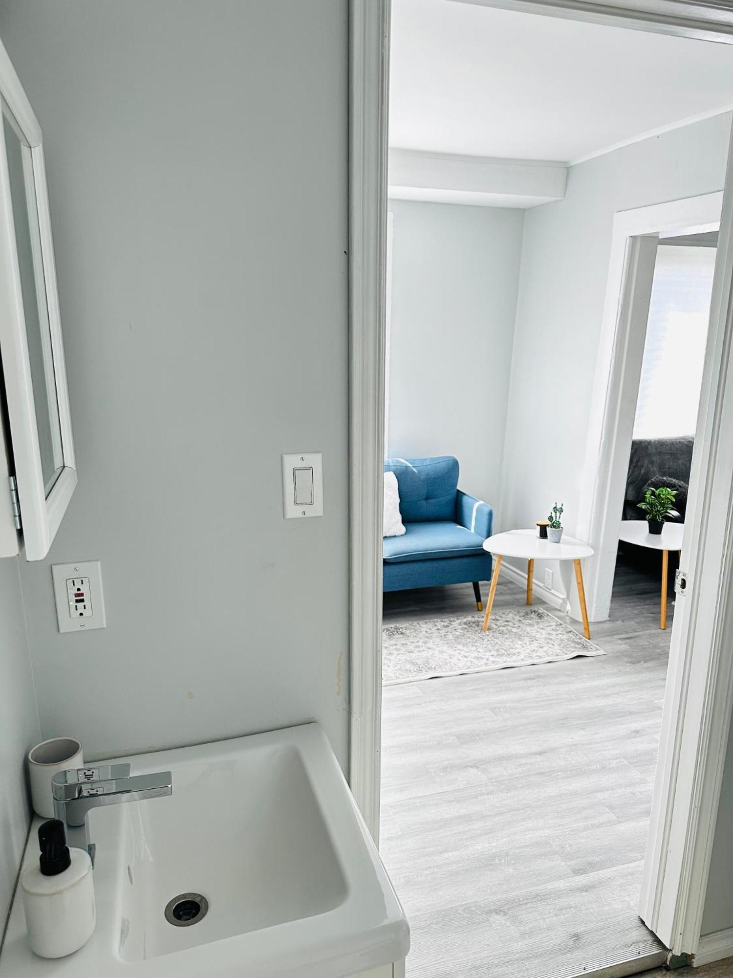 Apartmán Cozy 2Br House Near Centre With Patio, Bbq, Backyard, And Netflix Peterborough Exteriér fotografie