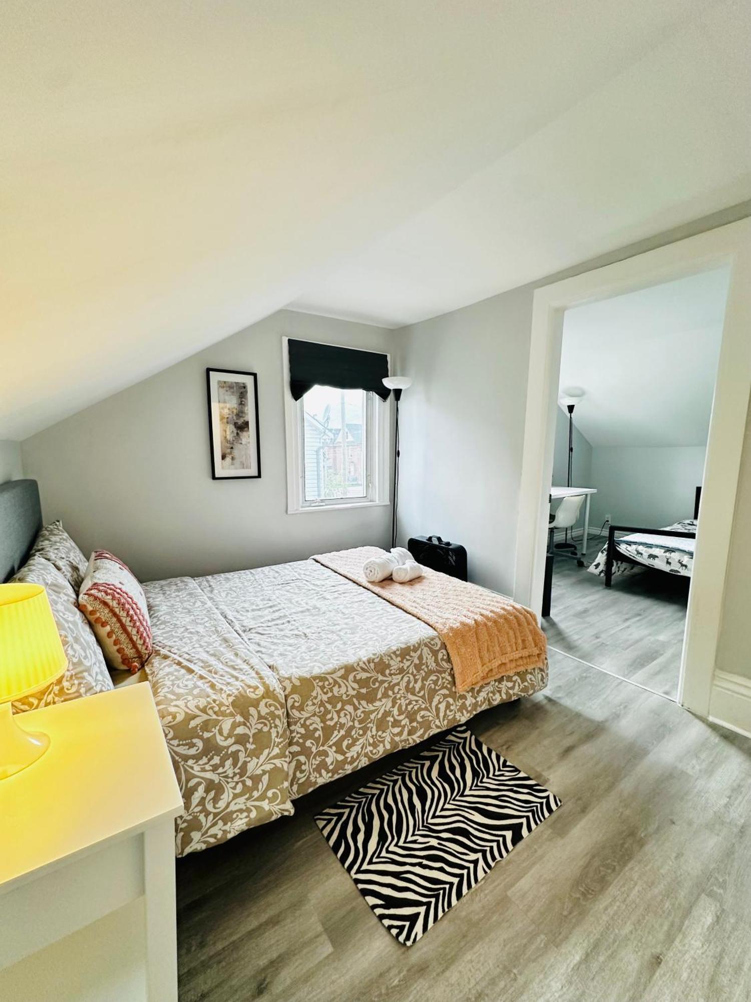 Apartmán Cozy 2Br House Near Centre With Patio, Bbq, Backyard, And Netflix Peterborough Exteriér fotografie