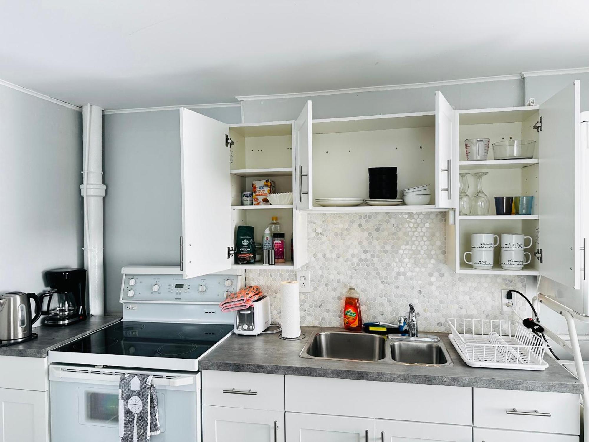 Apartmán Cozy 2Br House Near Centre With Patio, Bbq, Backyard, And Netflix Peterborough Exteriér fotografie