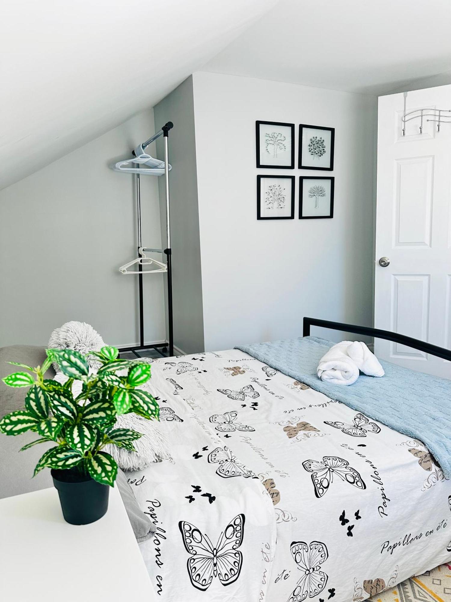 Apartmán Cozy 2Br House Near Centre With Patio, Bbq, Backyard, And Netflix Peterborough Exteriér fotografie