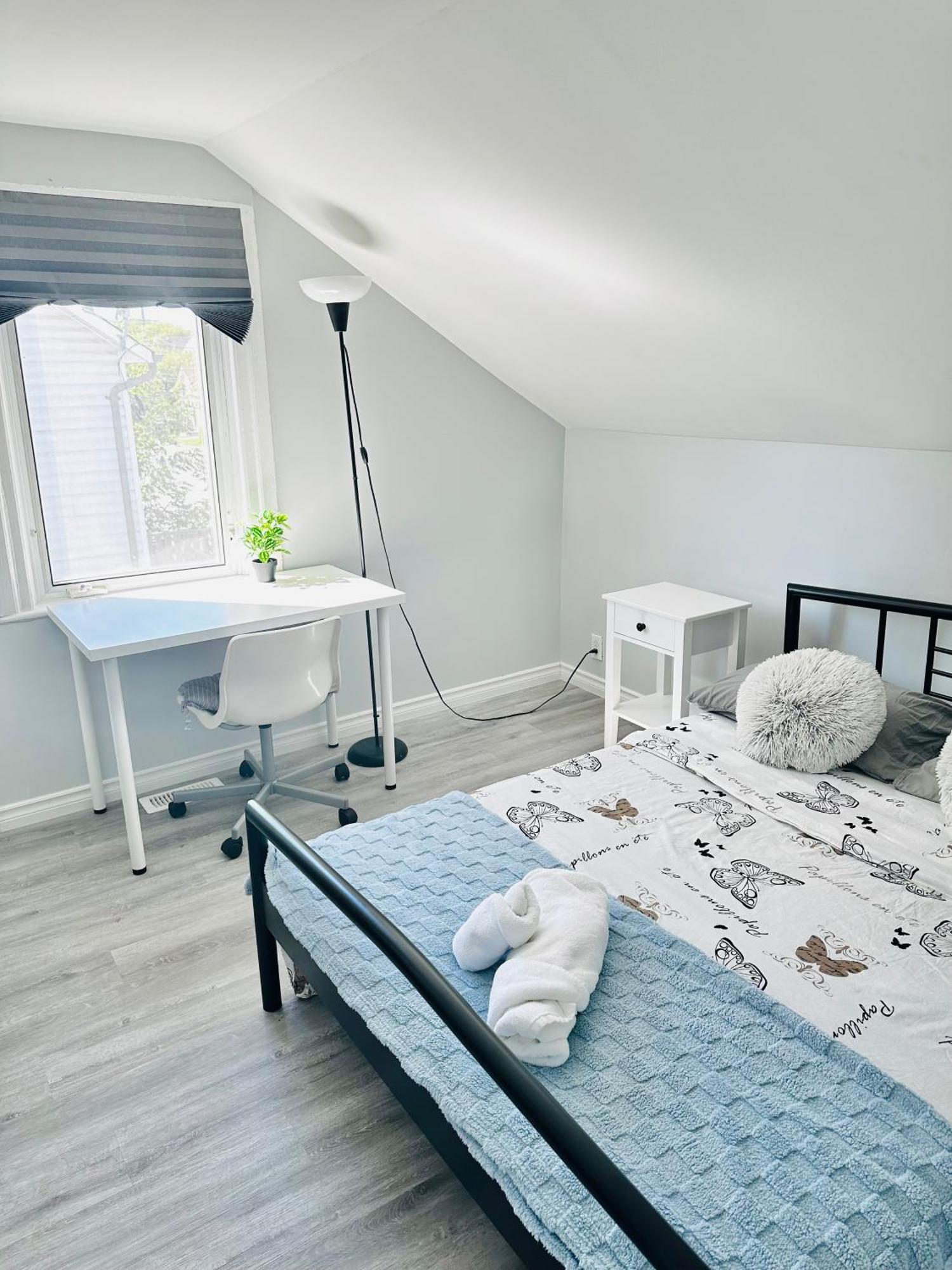 Apartmán Cozy 2Br House Near Centre With Patio, Bbq, Backyard, And Netflix Peterborough Exteriér fotografie