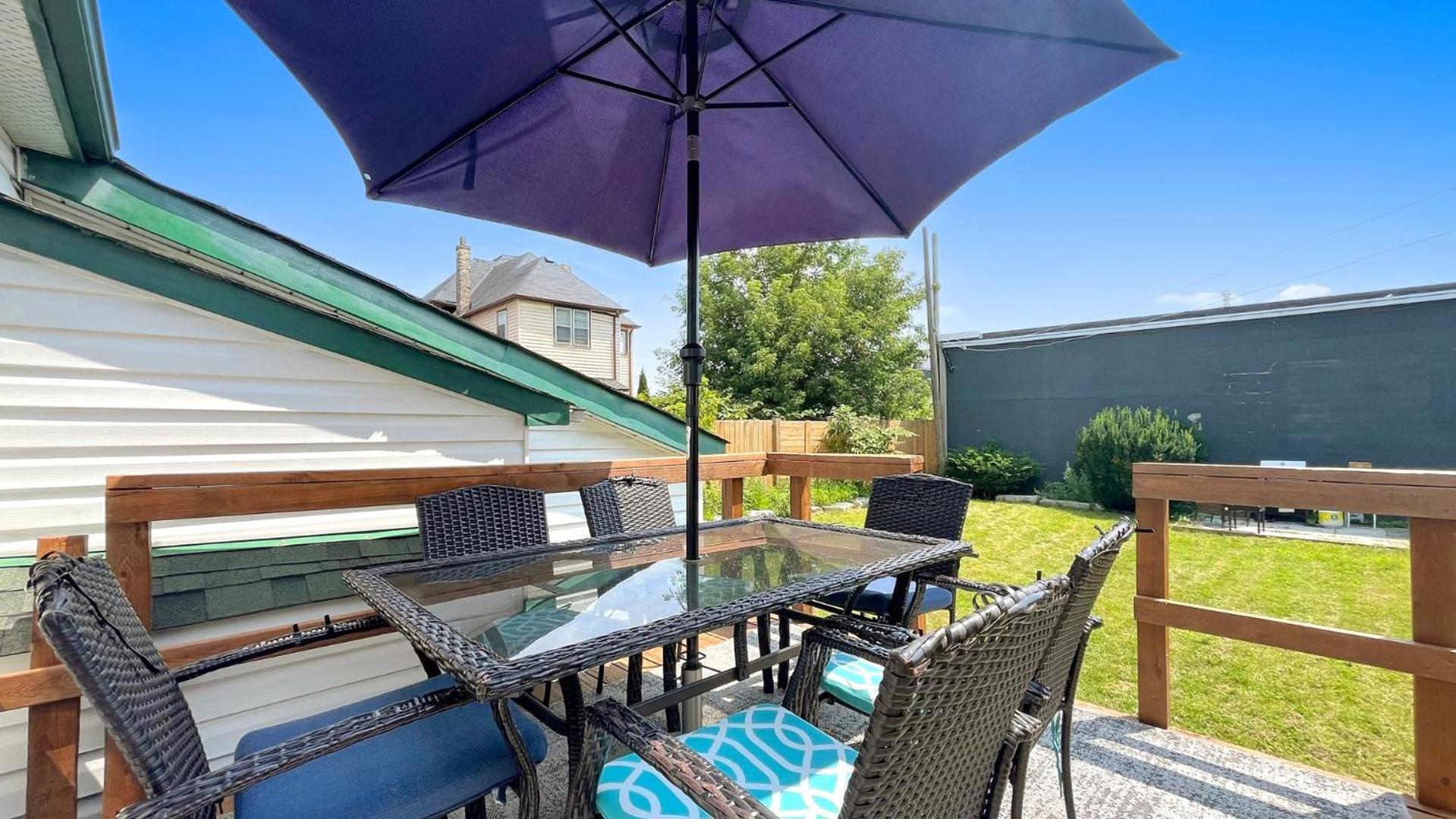 Apartmán Cozy 2Br House Near Centre With Patio, Bbq, Backyard, And Netflix Peterborough Exteriér fotografie