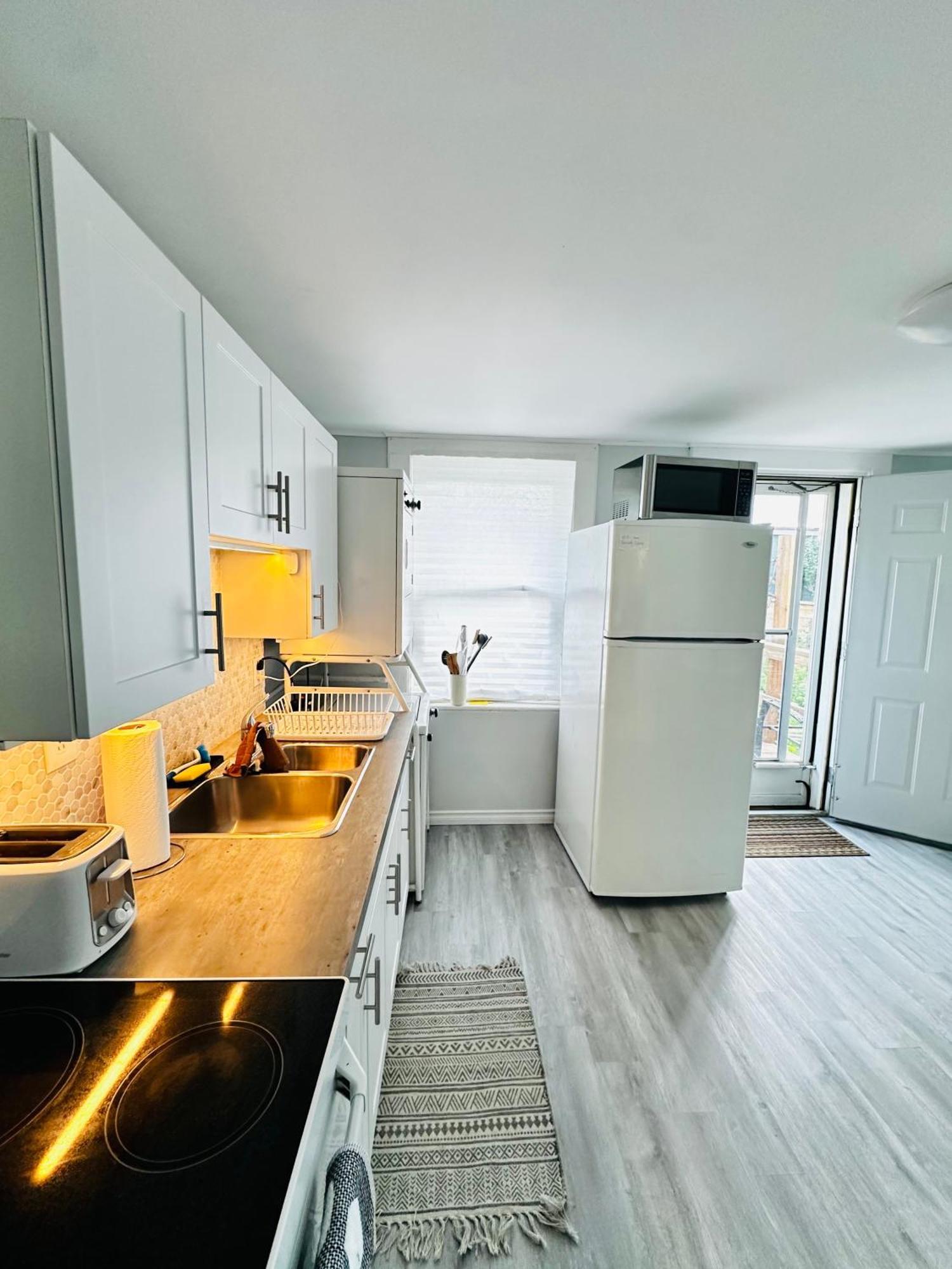 Apartmán Cozy 2Br House Near Centre With Patio, Bbq, Backyard, And Netflix Peterborough Exteriér fotografie